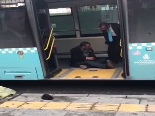 İstanbul’da otobüsten inmeyen tinerci sürücüyü çileden çıkarttı