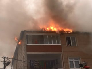 İstanbul’da 3 katlı binanın çatısında korkutan yangın