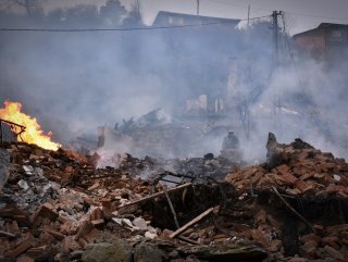 8 evin kül olduğu yangında yaşlı kadın enkaz altında kaldı