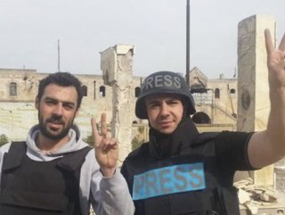 AFP’nin Afrin muhabirinin rejim askerleriyle zafer pozu
