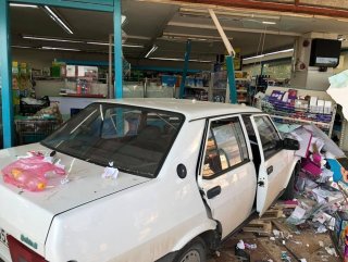 Antalya’da çarpışan iki otomobil markete girdi