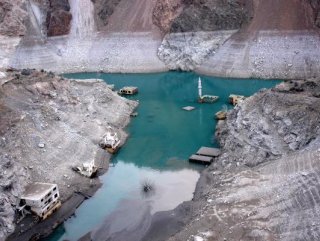 Artvin’de baraj suyu azaldı, köy gün yüzüne çıktı