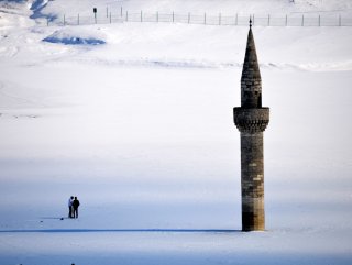 Buz tutan barajdaki minare ilgi görüyor