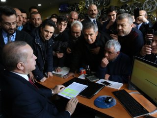 Cumhurbaşkanı Erdoğan’ın lastikçi esnafıyla sohbeti