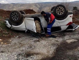 Elazığ’da takla atan otomobil ters döndü: 3 yaralı