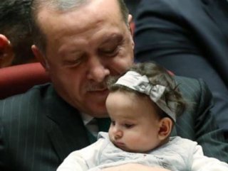 Erdoğan’ın bebek ile ilgilenmesi kameralara yansıdı