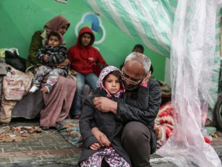 Gazze’deki evsiz aileler kışı çadırda geçirmeye çalışıyor