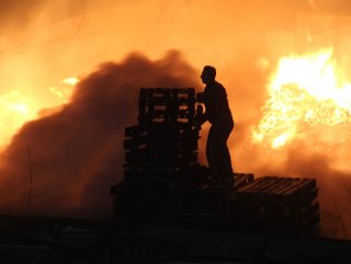 Gebze’de bir palet fabrikası alev alev yandı