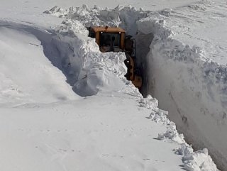 Hakkari’de zorlu kar mesaisi