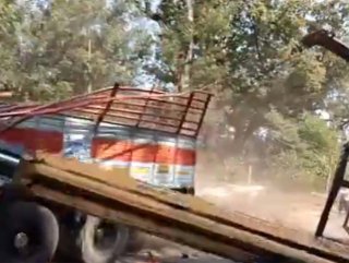 Hindistan’da kamyonu kurtaran vinç devrildi