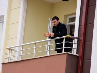 Kapısı kilitlenen pansiyonda mahsur kaldı