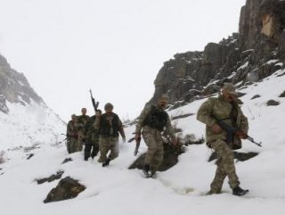 Kato Dağı’nda 1 metre karda PKK’lı arıyorlar