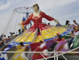 Lunaparkta göğsü açık balerin şaşkınlığı
