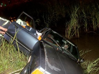 Muğla’da kanala devrilen otomobilin sürücüsü kurtarıldı