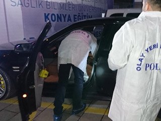 Otomobilde kurcaladığı silahla arkadaşını yaraladı