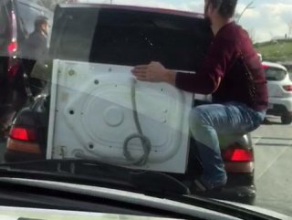 Otomobilin bagajında çamaşır makinesi taşıdılar