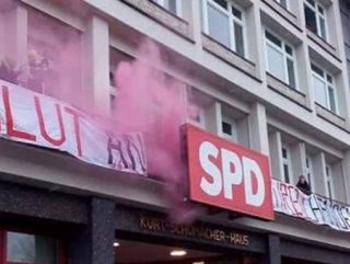 PKK yandaşları Hamburg’da SPD binasını bastı