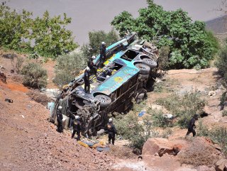 Peru’da çift katlı otobüs devrildi: 44 ölü