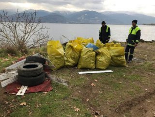 Sapanca Gölü’nden 250 torba çöp çıkarıldı
