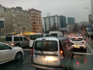 Sağanak yağmur trafiği felç etti