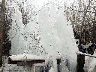 Sivas’ta borudan fışkıran su buz tuttu