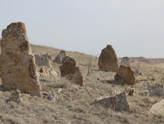 Sivas’ta esrarengiz mezar taşları dikkat çekiyor