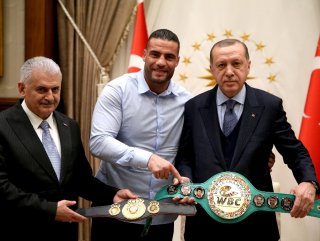 Suriyeli şampiyon boksörden Erdoğan’a altın kemer