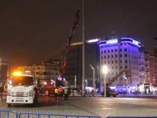 Taksim’de atıl durumdaki aydınlatma direkleri kaldırıldı