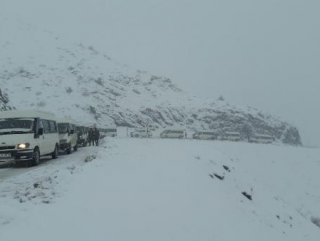 Van ve Hakkari’de kar yolları kapattı