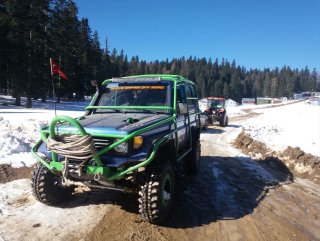 Yaylada mahsur kalan 12 kişi kurtarıldı