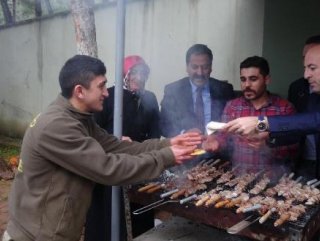 Zeytin Dalı Harekatı&rsquo;na katılan askerlere cağ kebabı
