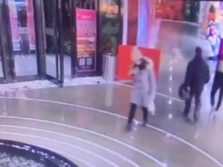 Çin’de telefonuna bakarak yürüyen kadın havuza düştü