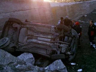 Çorum’da otomobil çaya uçtu: 2 yaralı