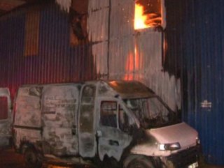 Ümraniye’de önce minibüs ardından depo yandı