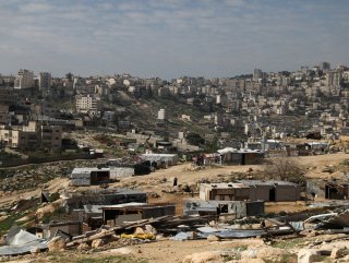 İsrail Filistinlilere ait bir ev ve dükkanı yıktı