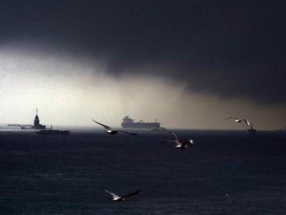 İstanbul Boğazı’nı kara bulutlar kapladı