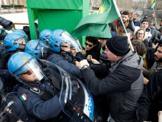 İtalyan polislerinden terör yanlılarına dayak