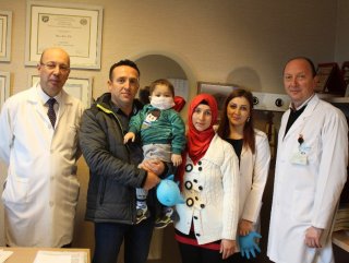 İzmir’de 3 yaşındaki çocuk babasının karaciğeri ile kurtuldu