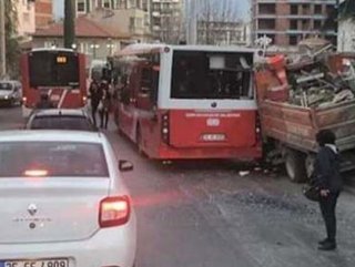 İzmir’de kamyonet otobüse çarptı: 5 yaralı