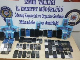 İzmir’de kaçak 89 cep telefonu ele geçirildi