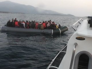 İzmir’de lastik botta 60 kaçak yakalandı