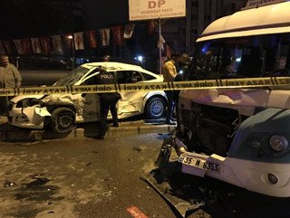 İzmir’de otomobil minibüslere çaptı: 2 ölü
