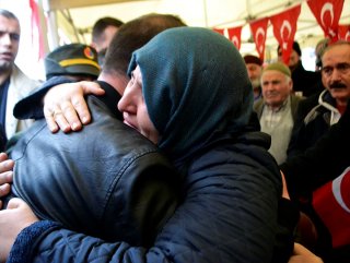 Şehidin annesi, oğlunun naaşını getiren askere sarıldı