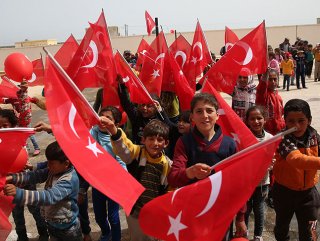 Afrinli çocuklar ellerinde Türk bayraklarıyla ders başı yaptı