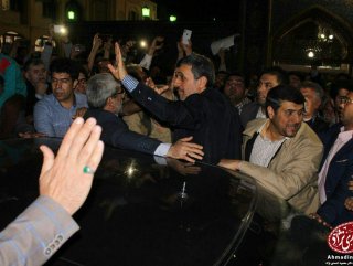 Ahmedinejad yardımcıları için sokağa indi