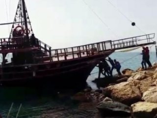 Antalya’da tur teknesi kayalıklara çarptı