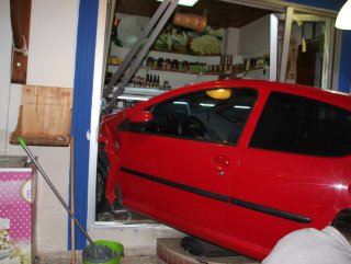 Bodrum’da kadın sürücü aracıyla dükkana girdi