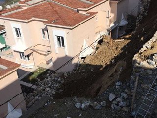 Bursa’da villaların üzerine istinat duvarı çöktü