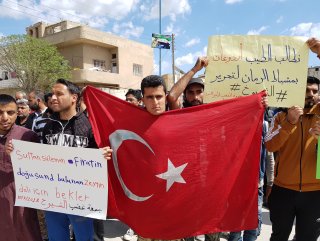 Cerablus’ta TSK’ya Türk bayrağıyla destek verildi