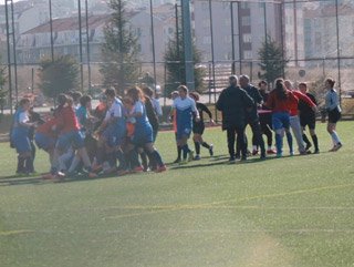 Eskişehir’de erkek antrenör, kadın futbolcuyu darbetti